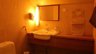 Отель Kartanohotelli Karhulan Hovi Котка Двухместный номер с 2 отдельными кроватями и общей ванной комнатой в гостевом доме-6